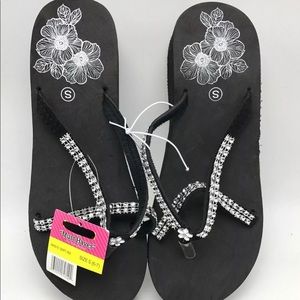 Women’s wedge foam sandal with accents